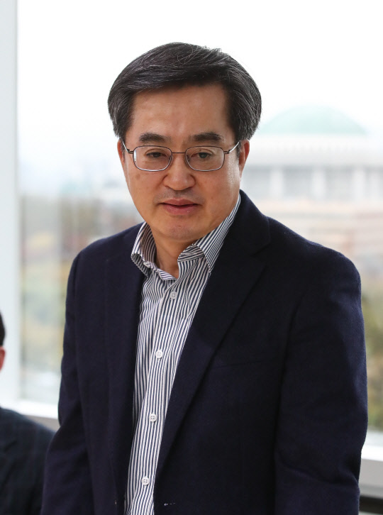 김동연 전 경제부총리가 지난 8일 서울 영등포구 선거 캠프에서 열린 특보단 임명식에서 인사말을 하고 있다. 국회사진기자단=연합뉴스